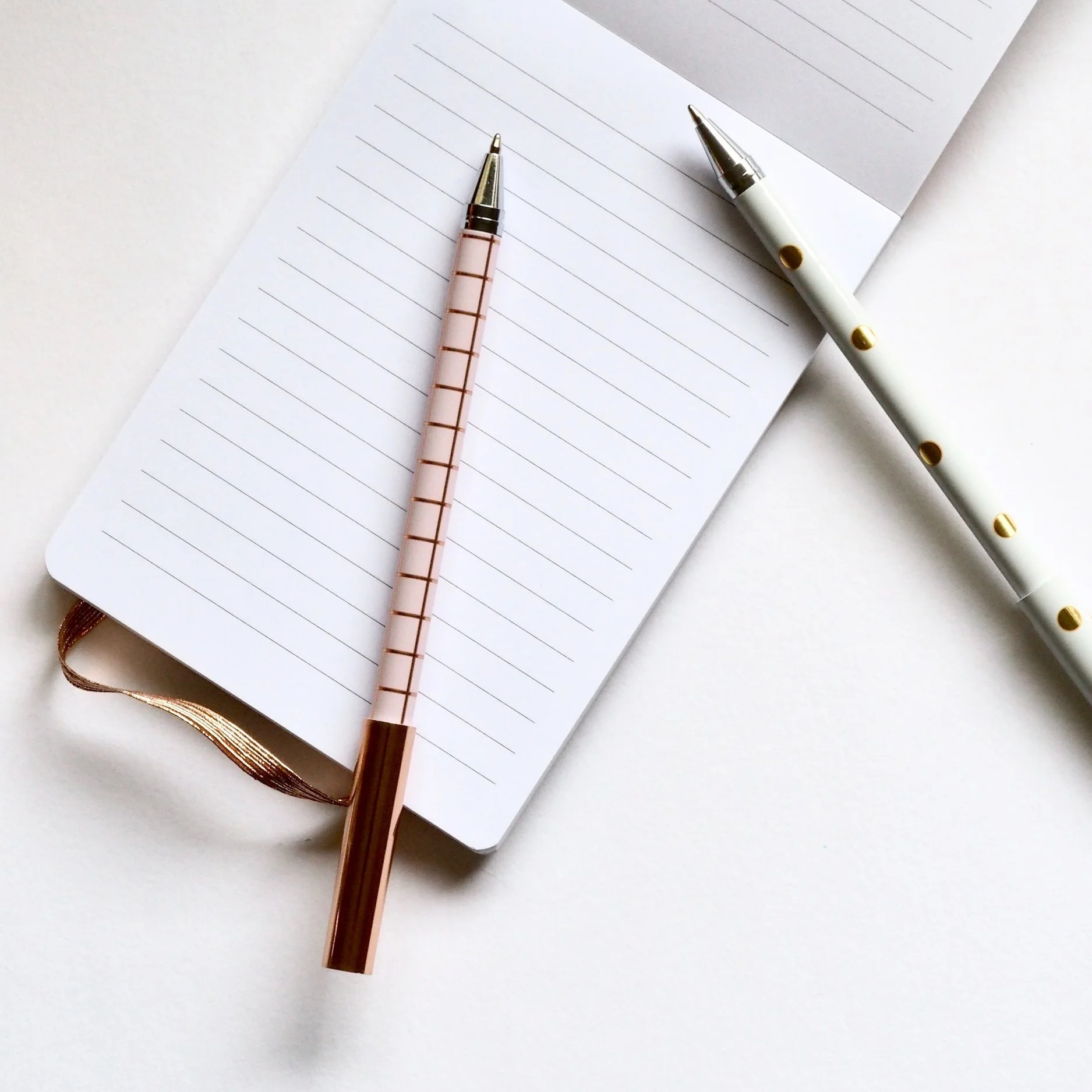 carnet stylo rose stylo blanc pois dorés