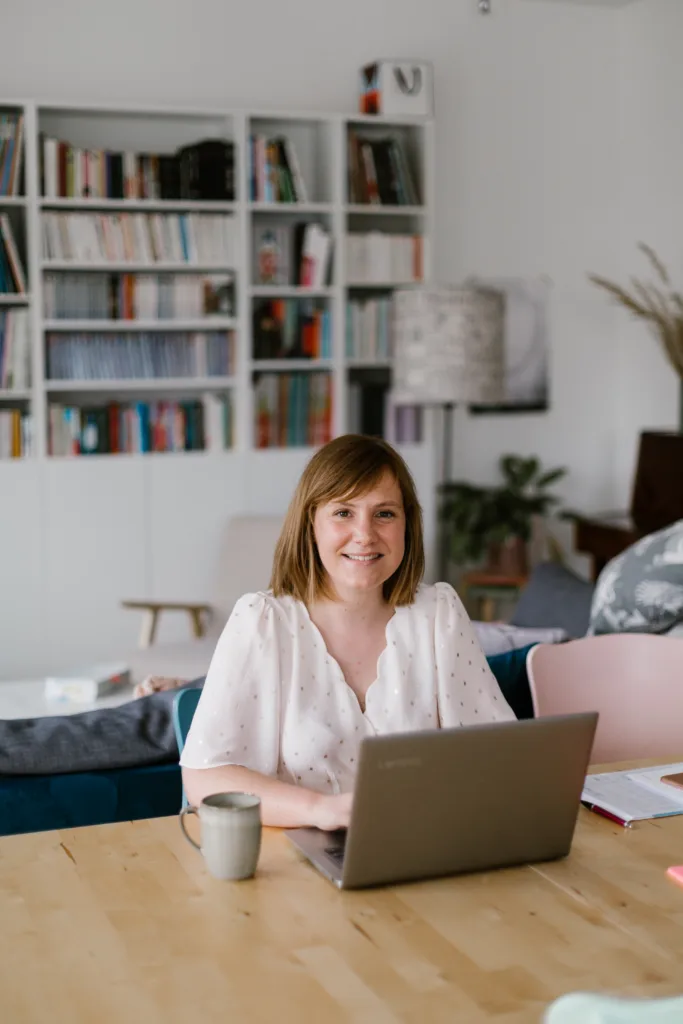 Clémentine Henry, avocate, à son bureau